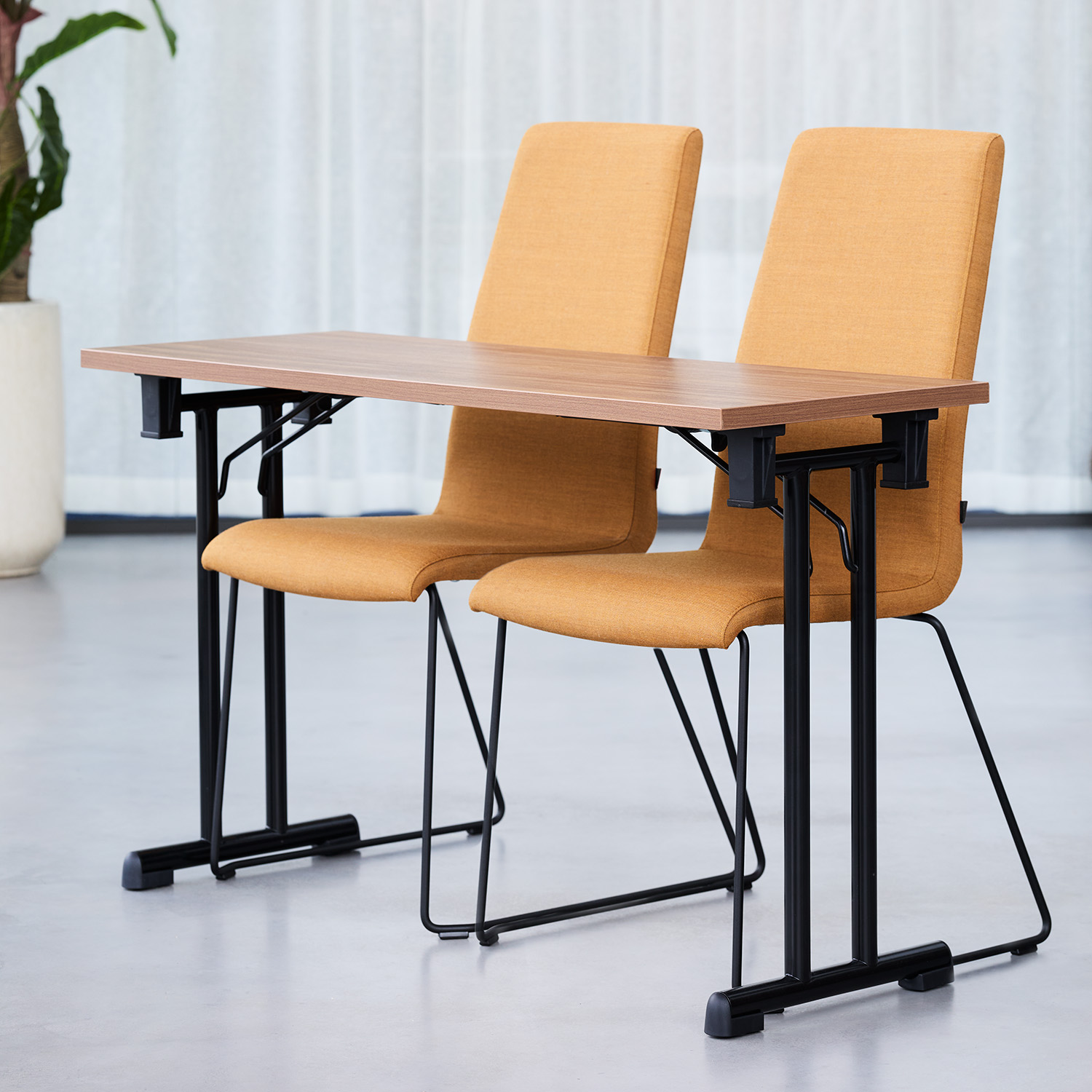 Apollo-with-seminair-table-img2