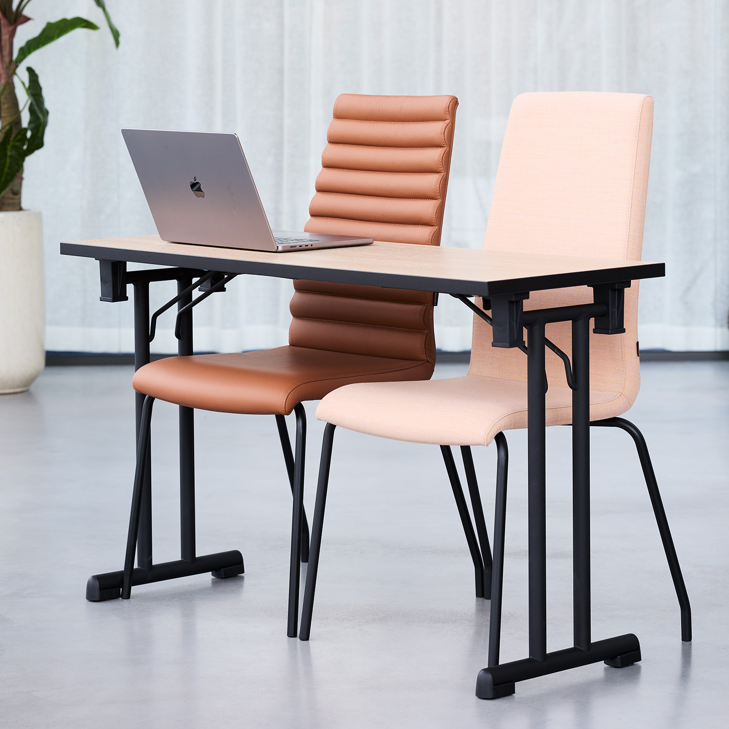 Apollo-4legs-with-seminair-table